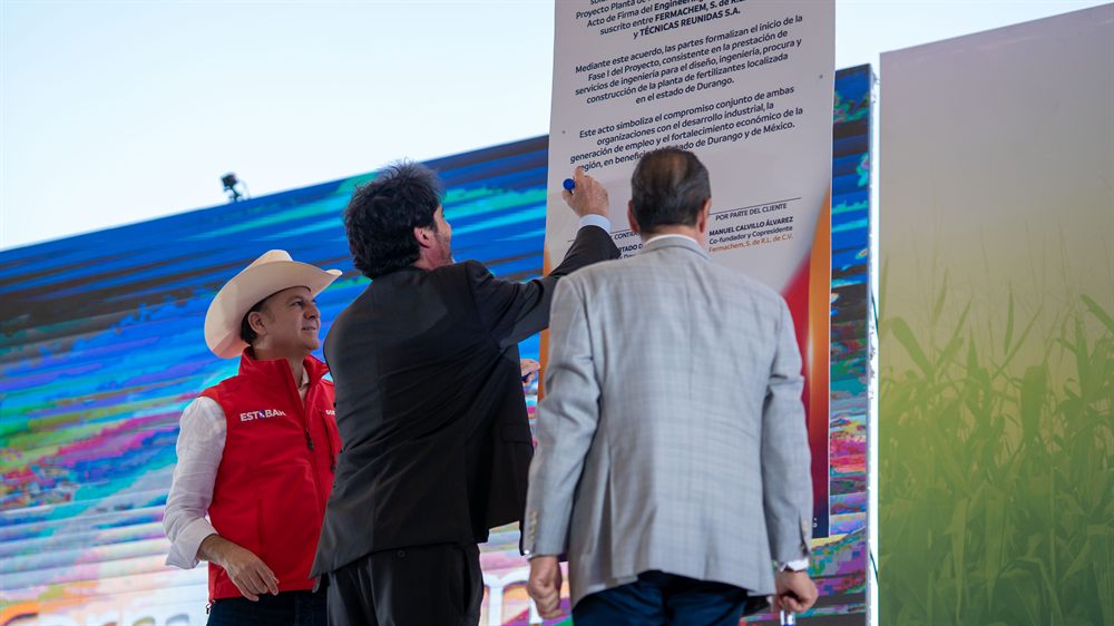 Firma del contrato de ingeniería con Técnicas Reunidas
