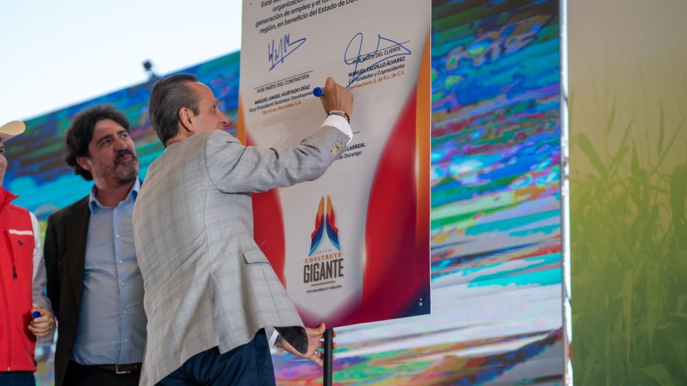 Firma del contrato de ingeniería con Técnicas Reunidas